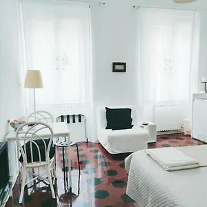  Guest house Lucretia House